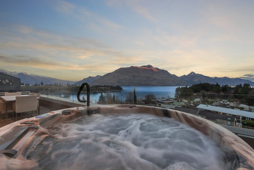 010 Jacuzzi Hot Tub Penthouse 416 by Staysouth