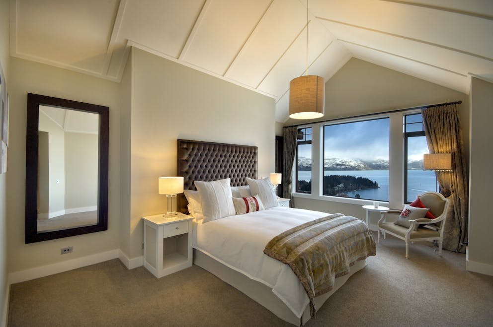 Commonage Villas Managed by Staysouth Grand Prom master Bed