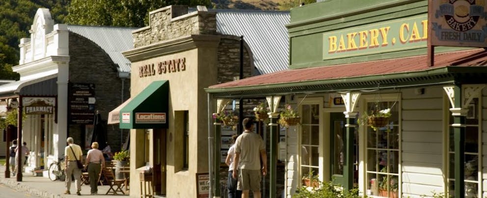 croppedimage960390 Arrowtown street in Summer3