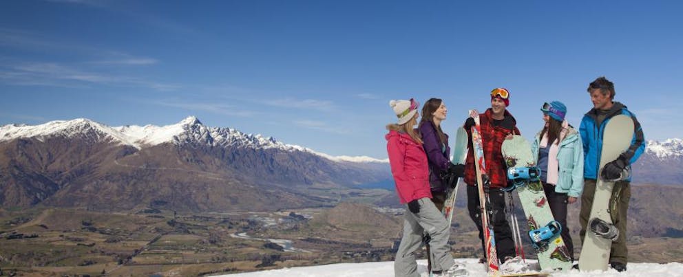 croppedimage960390 Group of friends going snowboarding