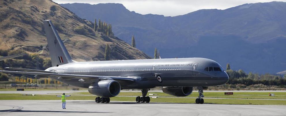 croppedimage960390 Royal couple lands in Boeing 757 at Queenstown