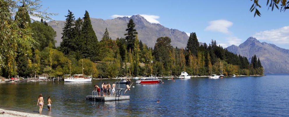 croppedimage960390 Swimmers at the Queenstown Bay Waterfront