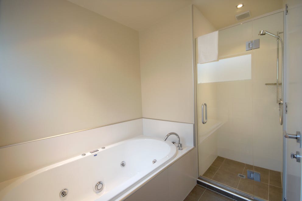 012 L9997 shared bathroom Managed by Staysouth 